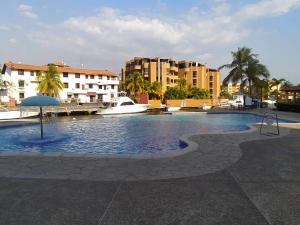 בריכת השחייה שנמצאת ב-Confortable apartamento en Marina del Rey Lecheria או באזור