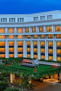 un grand bâtiment blanc avec une cour en face dans l'établissement ITC Kakatiya, a Luxury Collection Hotel, Hyderabad, à Hyderabad