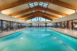 una grande piscina con soffitto in legno di Holiday Inn Washington-Dulles International Airport, an IHG Hotel a Sterling