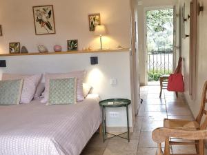 1 dormitorio con cama, mesa y ventana en Boulevard du Soleil en Bormes-les-Mimosas