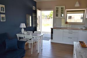 Kuchyňa alebo kuchynka v ubytovaní Apartamenty Poświata - z widokiem na łąki