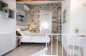 En eller flere senge i et værelse på Whale Song Apartment - with private parking