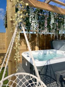 Fotografie z fotogalerie ubytování The Garden Pod with Private Hot Tub v destinaci Ballymagan