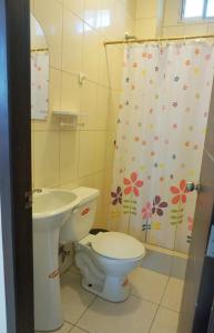uma casa de banho com um WC e uma cortina de chuveiro em Casa Ballena em Crucita