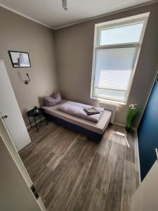 a small bedroom with a bed and a window at Liro Stadt Apartments in Krefeld