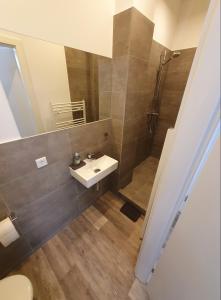 een badkamer met een douche, een wastafel en een toilet bij Liro Stadt Apartments in Krefeld