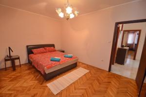 Un pat sau paturi într-o cameră la Nikola - Two Bedroom Ap. with SeaView