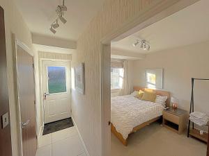 ラフバラーにあるCosy & Chic in great location near Loughborough Uni & East Midlands Airportのベッドルーム1室(ベッド1台付)、窓、ドアが備わります。