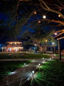 ein Park in der Nacht mit Lichtern im Gras in der Unterkunft Sunset Hut Hostel in Omoa