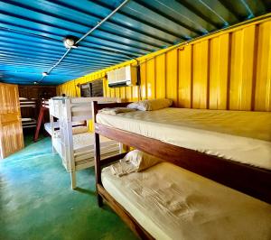 Ένα ή περισσότερα κρεβάτια σε δωμάτιο στο Sunset Hut Hostel