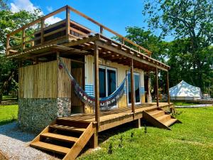 Κήπος έξω από το Sunset Hut Hostel