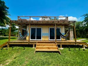 Κήπος έξω από το Sunset Hut Hostel