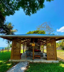 Κήπος έξω από το Sunset Hut Hostel