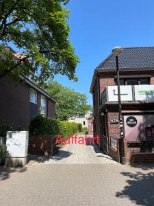 un bâtiment en briques avec un panneau sur son côté dans l'établissement Bungalow-Wohnung nahe Flughafen Hamburg, à Norderstedt