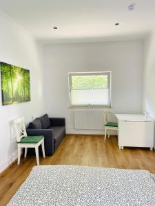 uma sala de estar com um sofá e uma mesa em Bungalow-Wohnung nahe Flughafen Hamburg em Norderstedt