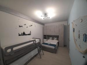een slaapkamer met 2 bedden en een plafondventilator bij SOLE E MARE VILLASIMIUS Codice IUN R1681 in Villasimius
