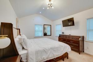 1 dormitorio con 1 cama, vestidor y TV en Creekside Hudson Valley Retreat about 4 Mi to Winery! en Monroe