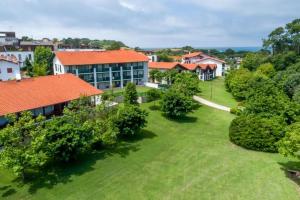 eine Luftansicht eines Schulcampus mit einem Hof in der Unterkunft T2 Saint Jean de Luz - Résidence Iratzia - 200m plage - Piscine - Tennis in Saint-Jean-de-Luz