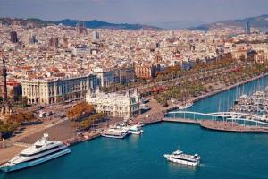 uma vista para uma cidade com barcos na água em Ramblas Waterfront Stay em Barcelona