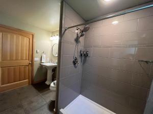 ein Bad mit einer Dusche und einer Glastür in der Unterkunft Waterfront Chalet in Maple Falls
