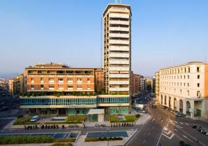 een uitzicht op een stad met een hoog gebouw bij [Arena-Fiera] Appartamento con vista panoramica in Verona