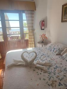 una cama con una decoración de corazón en un dormitorio en Taburiente en Tijarafe