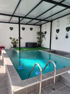 Bazén v ubytovaní Pinar Suites Habitaciones alebo v jeho blízkosti