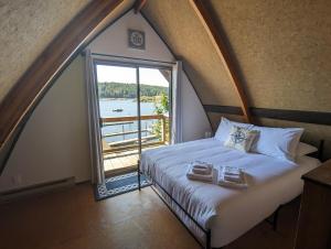 Postel nebo postele na pokoji v ubytování Jade Resort-Oceanfront Suites in Gowlland Harbour