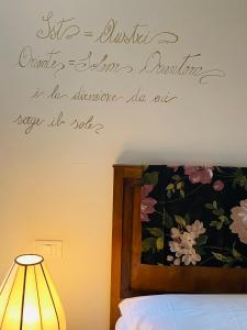una camera da letto con un cartello sopra un letto. di Al Volo B&B a San Giovanni Teatino