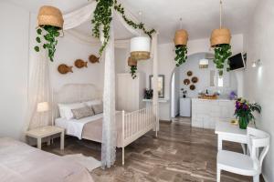 カマリにあるSol Mare Salisの白いベッドルーム(天蓋付きベッド1台、キッチン付)