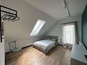 - une chambre avec un lit et une fenêtre dans l'établissement Villa Kama, à Giżycko