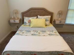 Una cama con una almohada amarilla en un dormitorio en Your Own Lakehouse, en Macon
