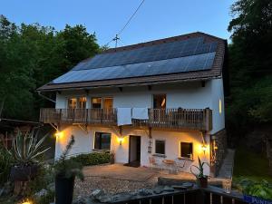 una casa con paneles solares en el techo en Wood Apartement, en Lambichl