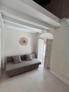 a living room with a couch in a room at Casa Melo in Tarifa