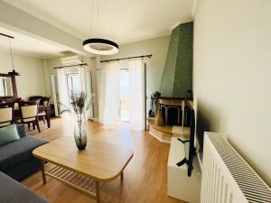 Posezení v ubytování Green Horizon 3 BR House with Sea View