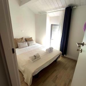 TreglioにあるSweet House Elisaのベッドルーム1室(ベッド1台、タオル2枚付)