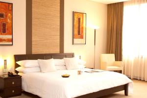 Postel nebo postele na pokoji v ubytování Protea Hotel by Marriott Kampala