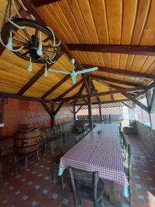 a dining room with a table and chairs and a ceiling at Dvokrevetne Sobe - Snežana in Ležimir