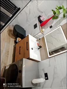 - Vistas a una cocina con mesa y encimera en Maisonnette tout confort parking prive, en Brest