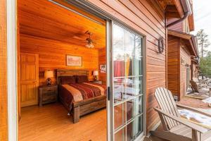 um quarto com uma cama e uma porta de vidro deslizante em Cabin #1 Buffalo Herd -Pet Friendly - Sleeps 6 - Playground & Game Room em Payson