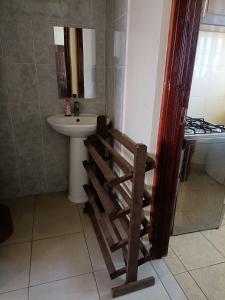 y baño con lavamanos, aseo y lavamanos. en Tashie homes en Machakos