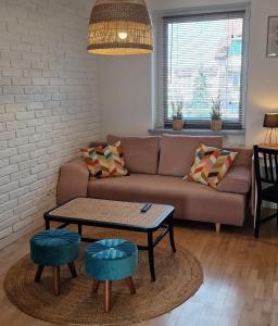 uma sala de estar com um sofá e uma mesa em Apartament Boho em Bilgoraj