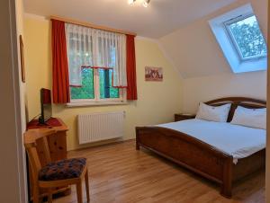 a bedroom with a bed and a window at Weinloft Ehrenhausen in Ehrenhausen