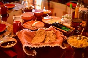 una mesa con pan y otros alimentos. en Lodge Atacama Horse, en San Pedro de Atacama