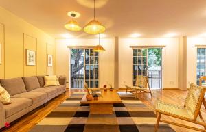 uma sala de estar com um sofá e uma mesa em Casa Polanco by Kukun em Cidade do México