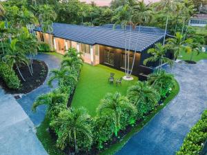 una vista aérea de una casa con palmeras en VillaKoBo Tennis Golf Pool Bar, en Miami