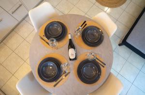 uma mesa com pratos e copos e utensílios em Semeli House em Diakopto