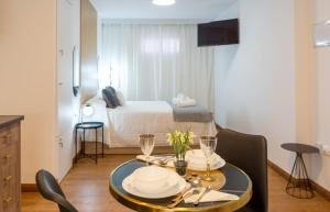 Posteľ alebo postele v izbe v ubytovaní Pizarro Apartment Malaga