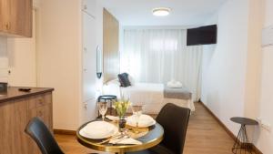 Televízia a/alebo spoločenská miestnosť v ubytovaní Pizarro Apartment Malaga