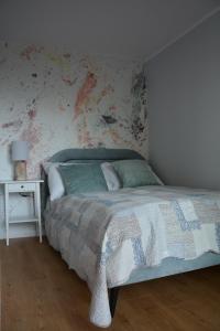 een slaapkamer met een bed en een muur bij Apartament Jaskółki w Pilicach in Jastrzębia Góra